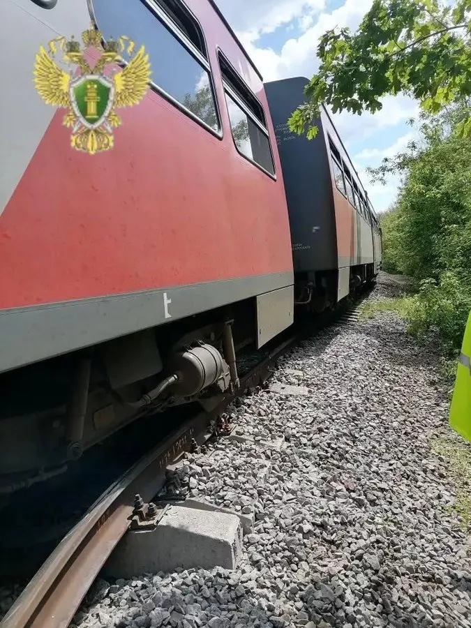 В Белгородской области из-за подрыва путей сошла с рельсов электричка