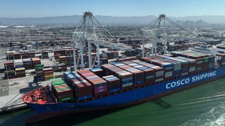 Китайский государственный судоходный гигант COSCO Shipping также отказался от маршрута через Суэцкий канал.