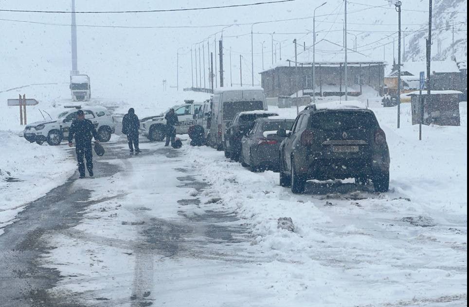 Число армянских фур в очереди на проезд через "Ларс" растет.