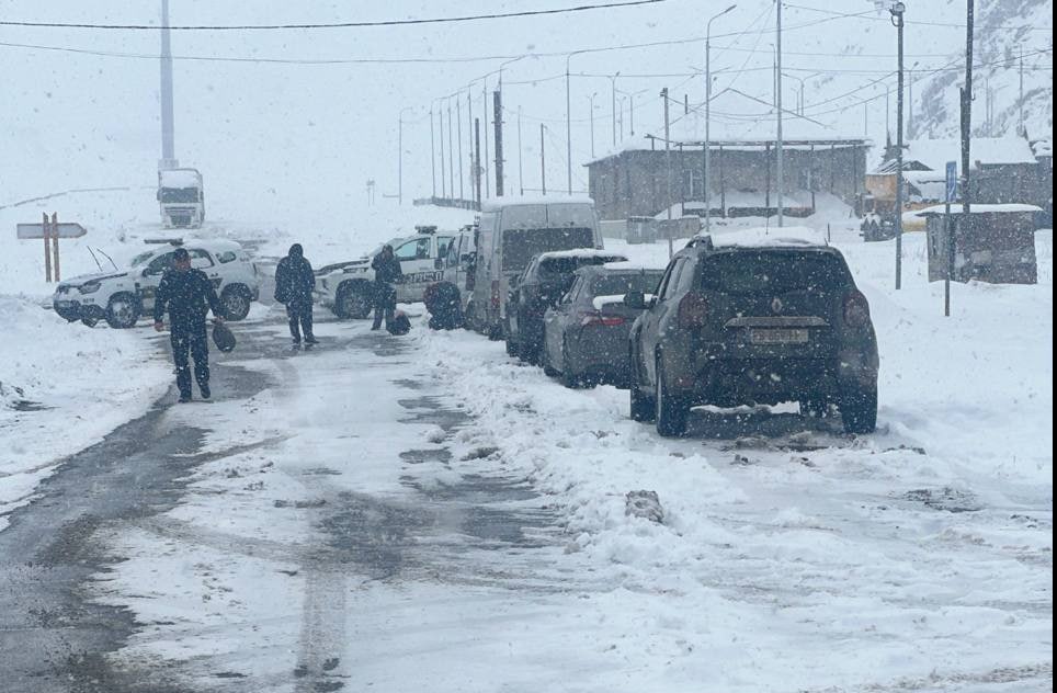 Число армянских фур в очереди на проезд через "Ларс" растет.