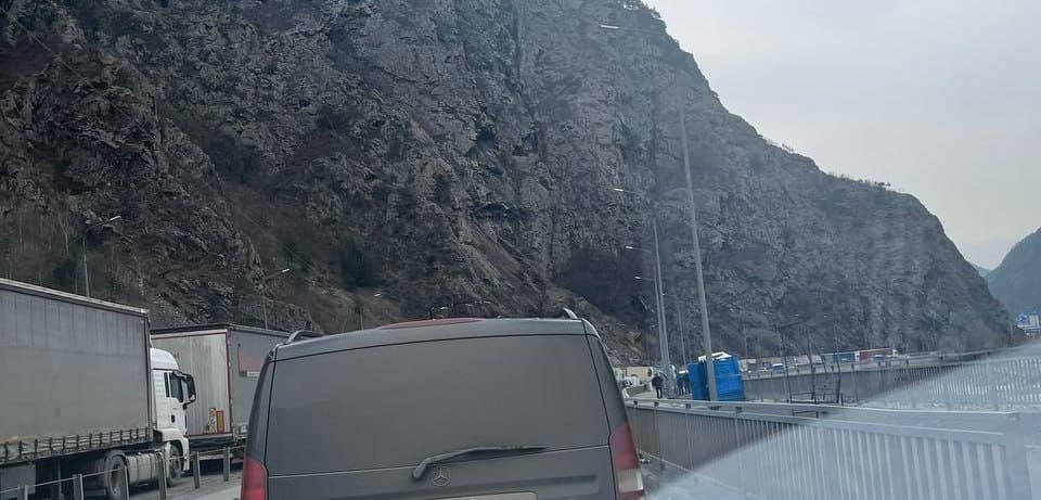 Подписчики спрашивают, открыта или нет дорога из Грузии в Россию.