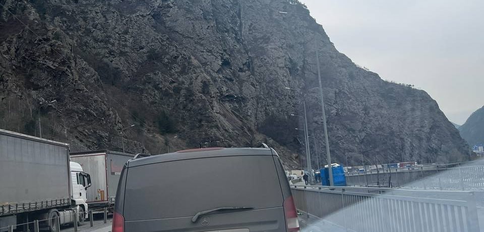 Подписчики спрашивают, открыта или нет дорога из Грузии в Россию.