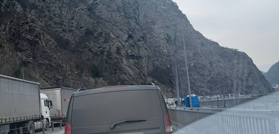 Подписчики спрашивают, открыта или нет дорога из Грузии в Россию.