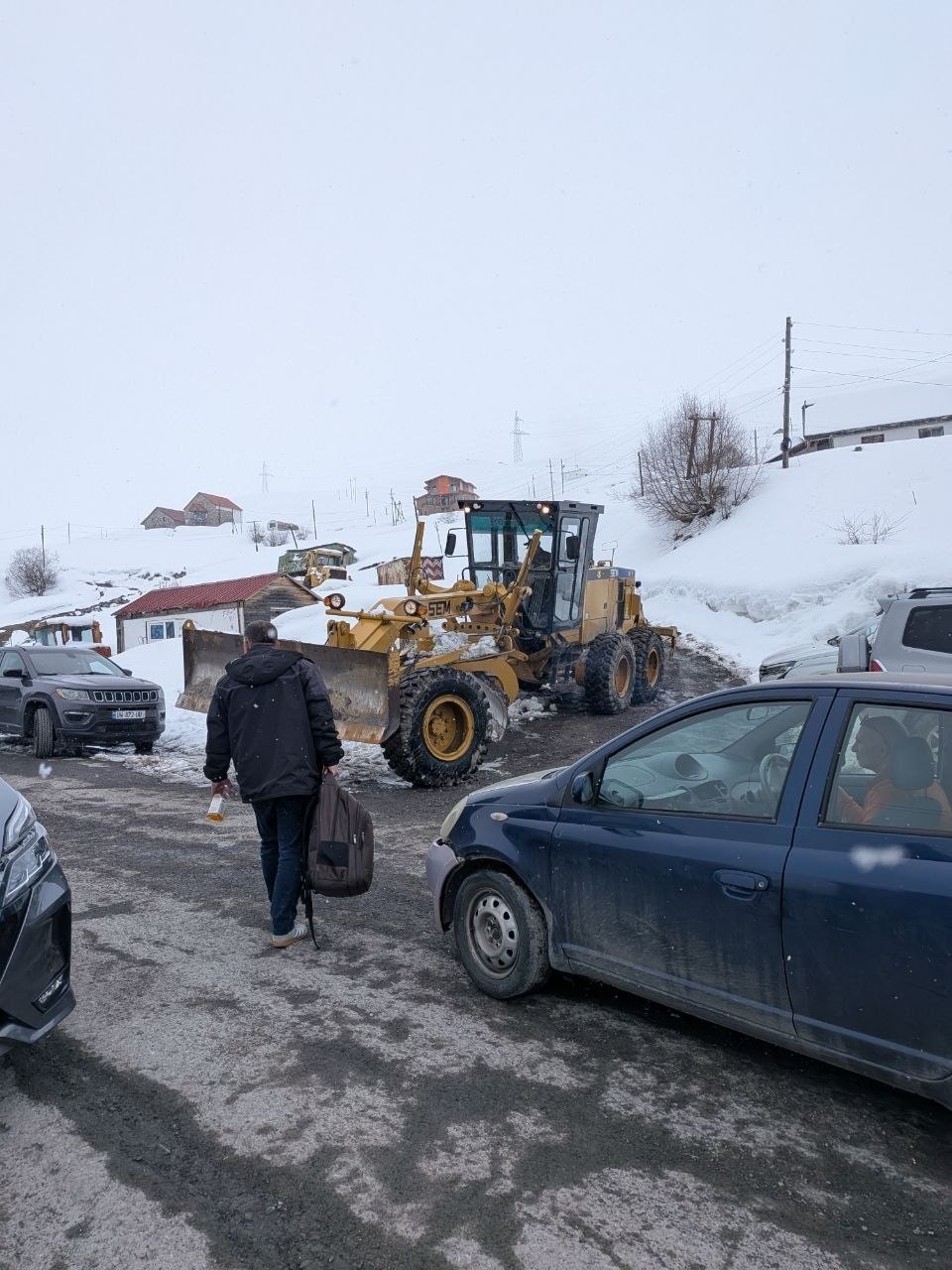 Техника начала чистить дорогу, вероятность открытия пути в сторону "Ларса" хотя бы для "легковых" уже сегод...